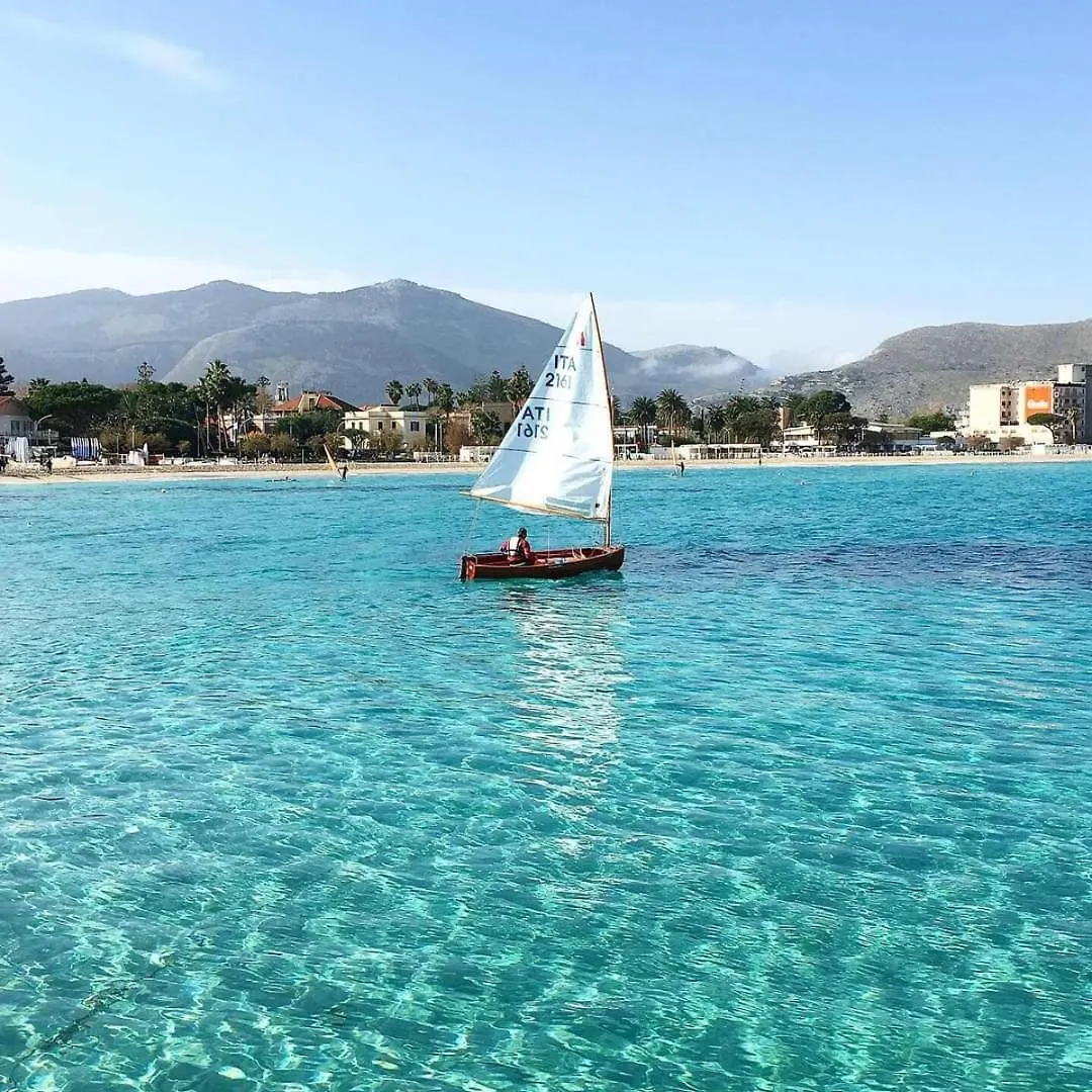 Mondello Felix - Appartamenti In Villa A 600M Dal Mare 0*,  Italy