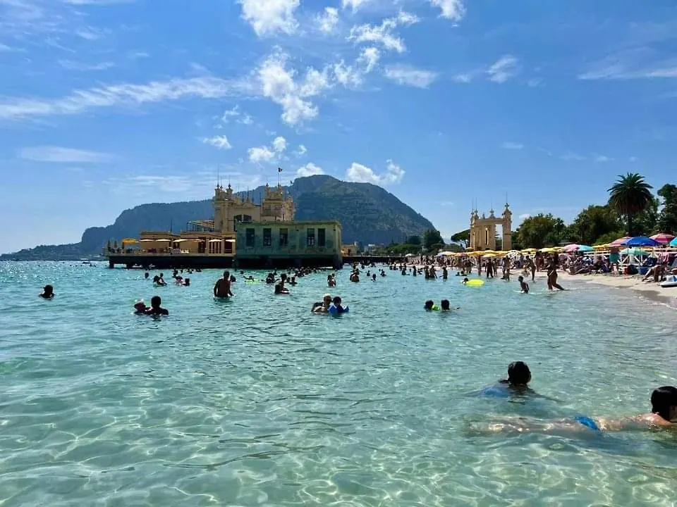 Mondello Felix - Appartamenti In Villa A 600M Dal Mare